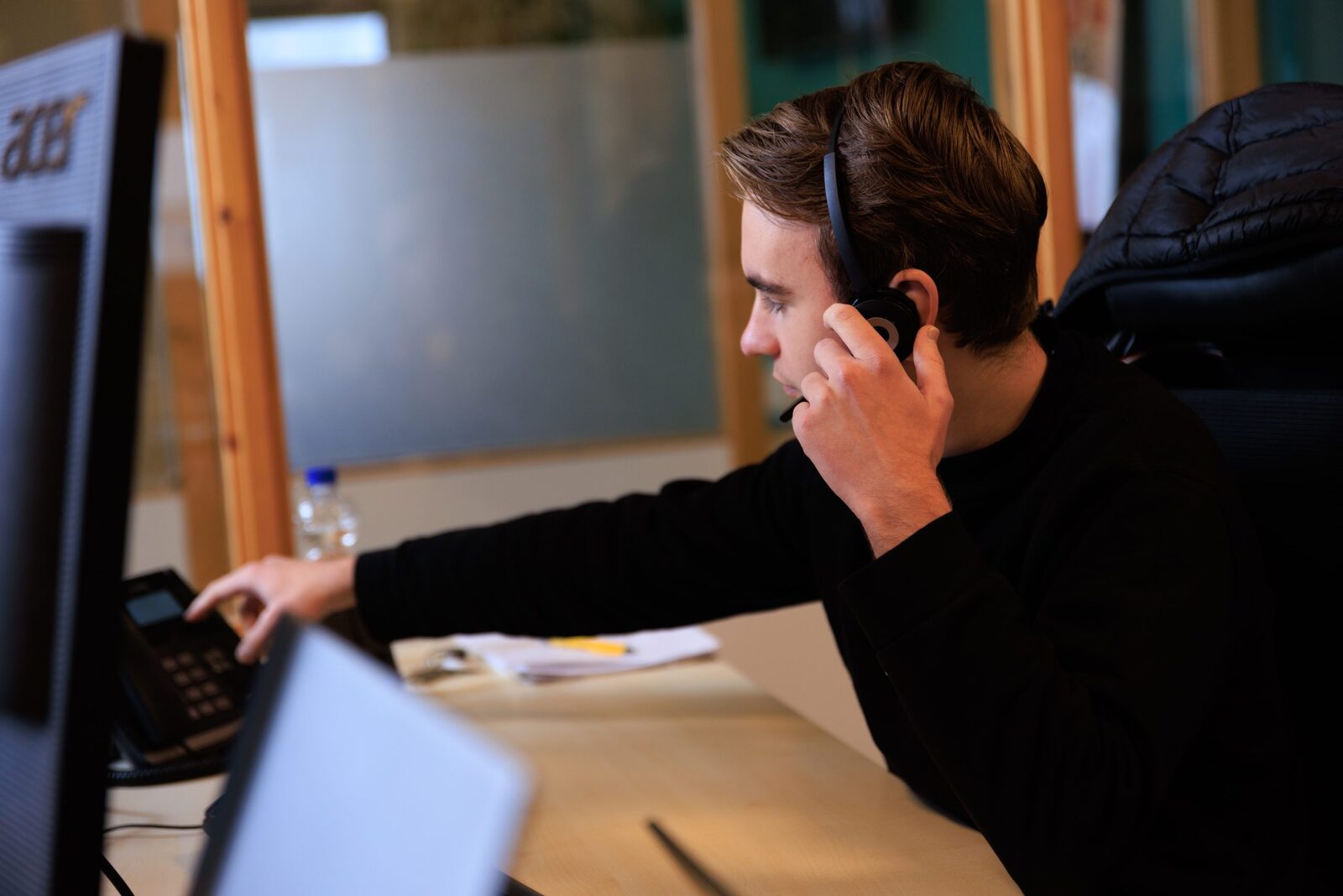 Telefoon en headset op een zakelijke werkplek